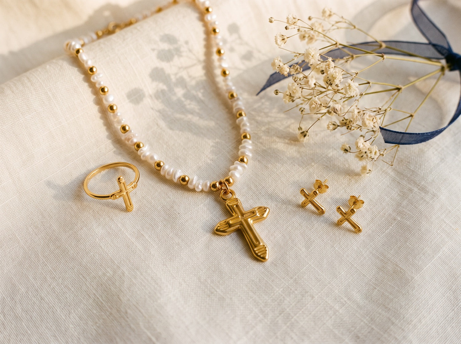 Collier, bague, boucles : la croix au féminin