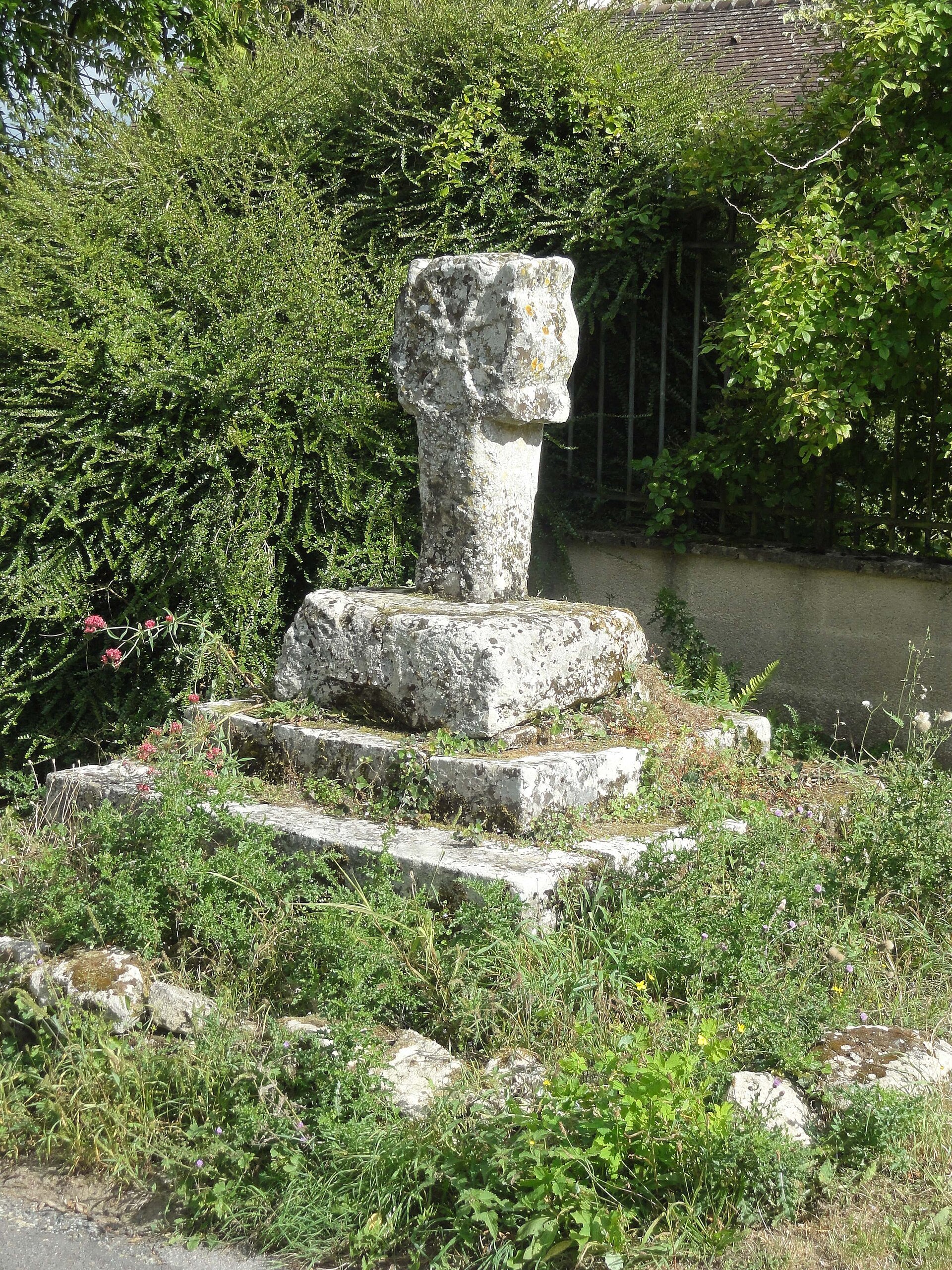Croix pattée dite des Templiers, à Parnes (Oise)