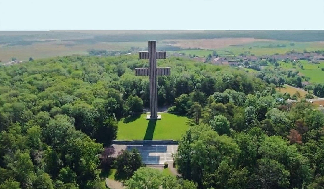 La croix de Lorraine du mémorial Charles-de-Gaulle, à Colombey-les-Deux-Églises