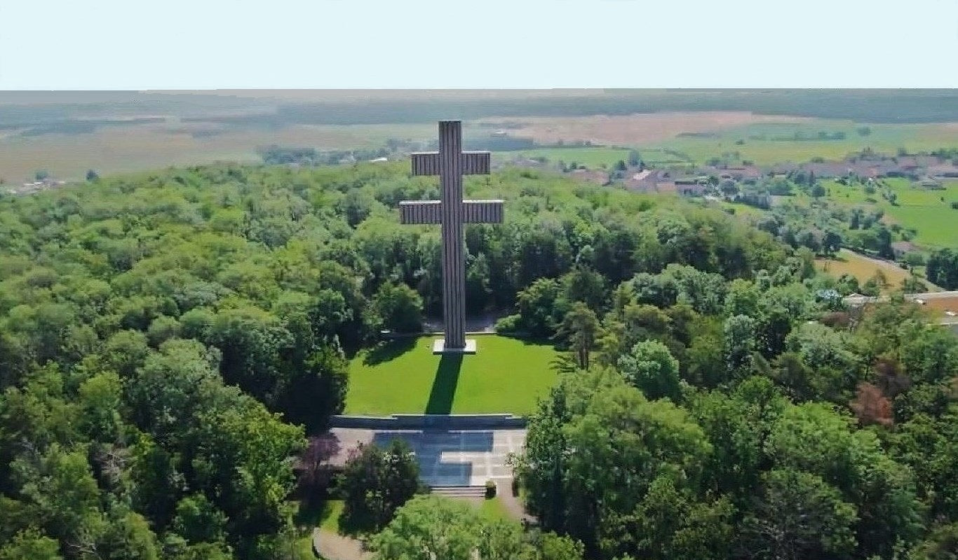 La croix de Lorraine du mémorial Charles-de-Gaulle, à Colombey-les-Deux-Églises