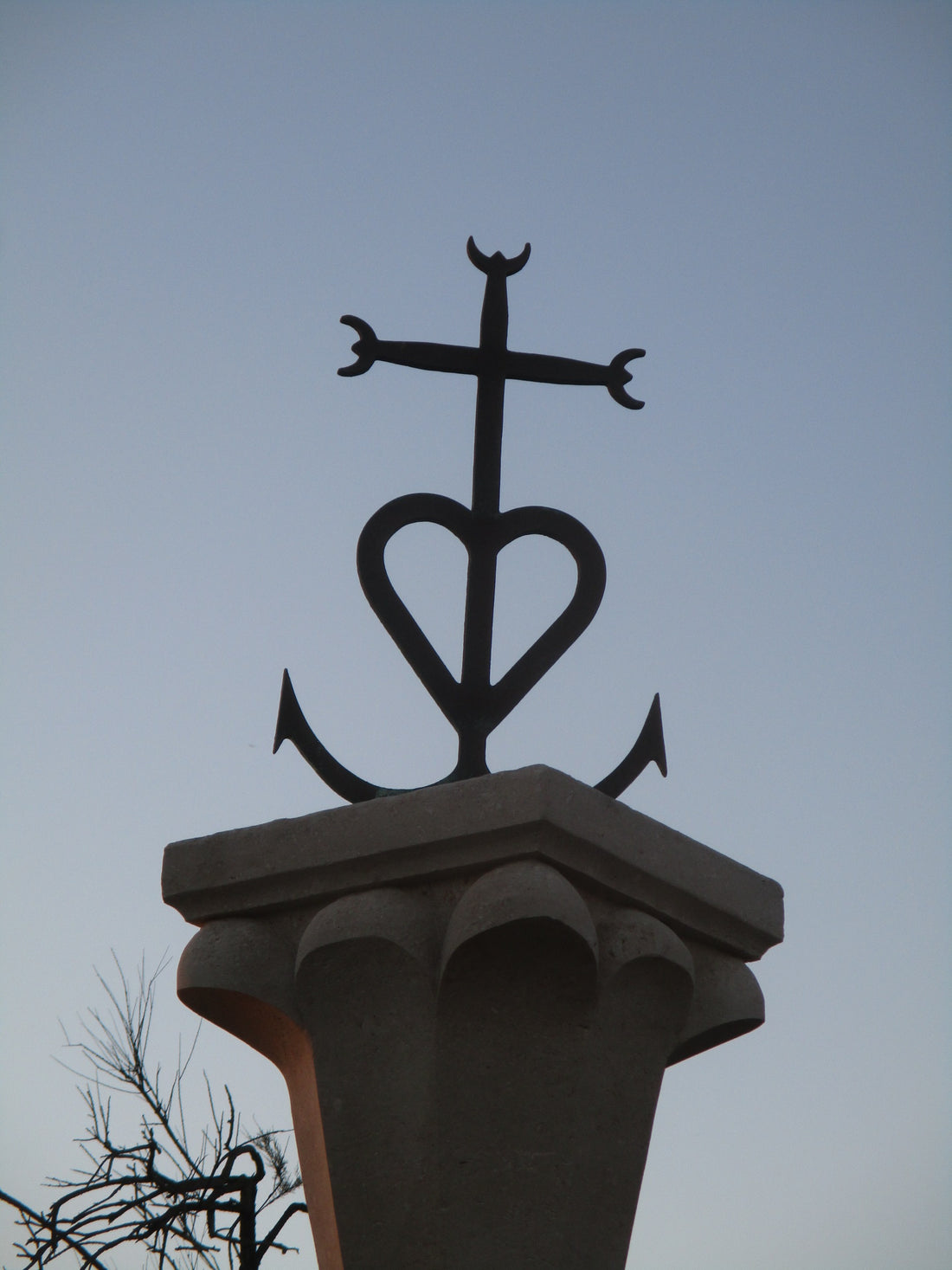 Croix camarguaise : la croix, le cœur et l'ancre, aux Saintes-Maries-de-la-Mer