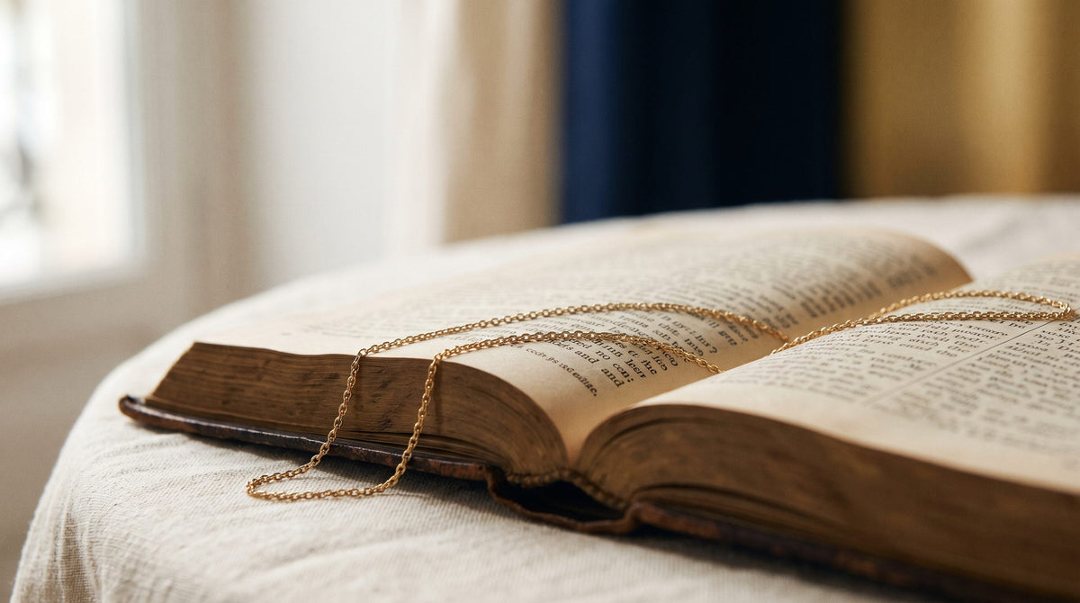 Ce que dit la Bible sur le port des bijoux : une chaîne posée sur une bible ouverte