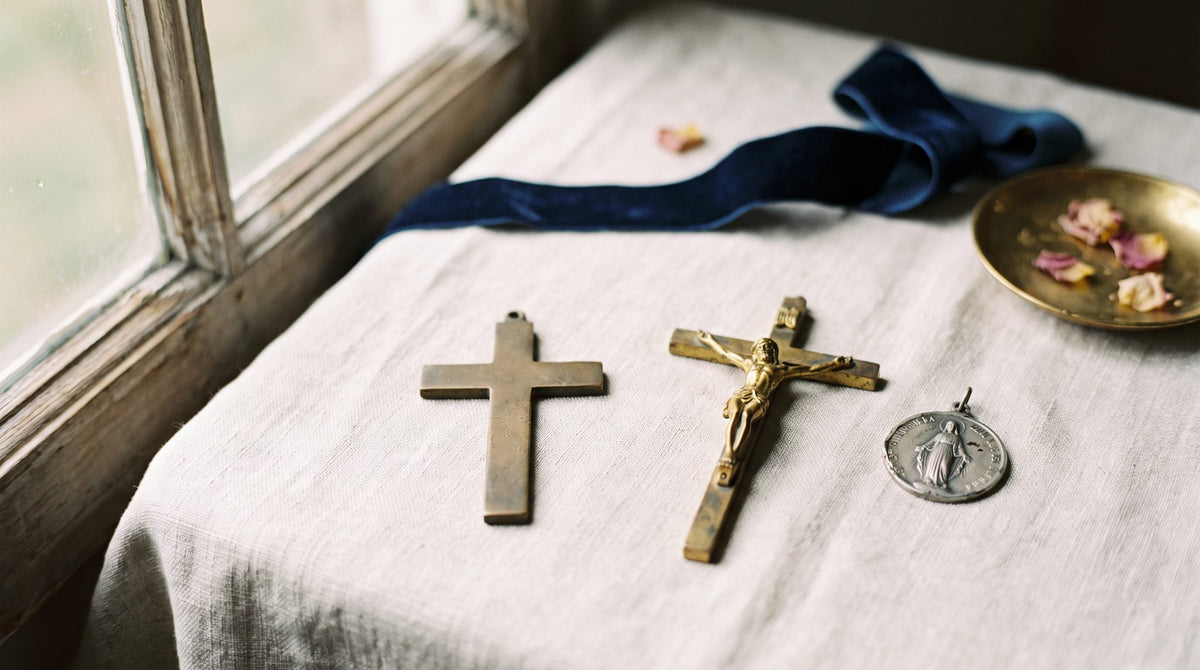 Croix, crucifix ou médaille : lequel offrir ?