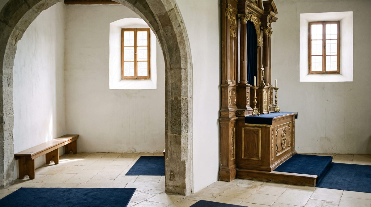 Différences entre Église anglicane et catholique : nef épurée et autel doré dans une même vue