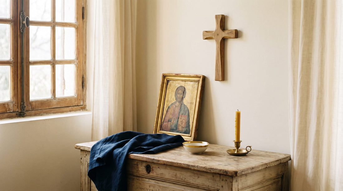 Faire un autel catholique chez soi : coin de prière avec croix, icône et bougie