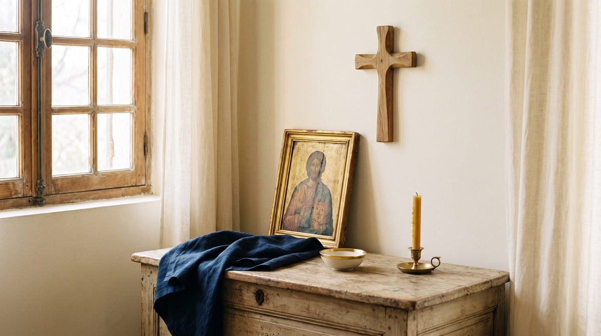 Faire un autel catholique chez soi : coin de prière avec croix, icône et bougie