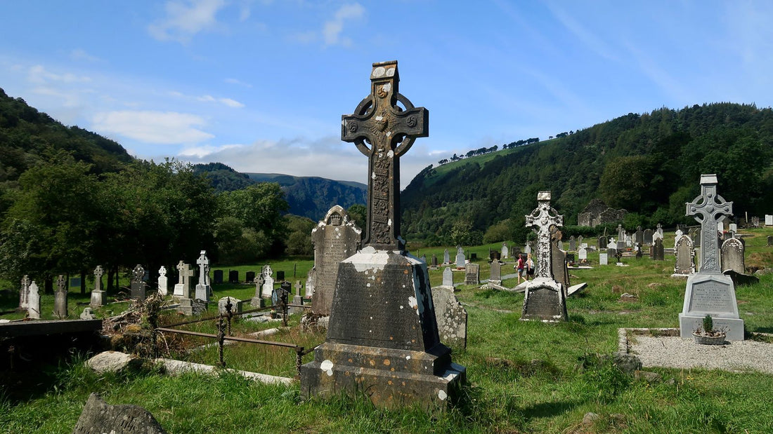 Croix celtique à anneau du cimetière de Glendalough, Irlande