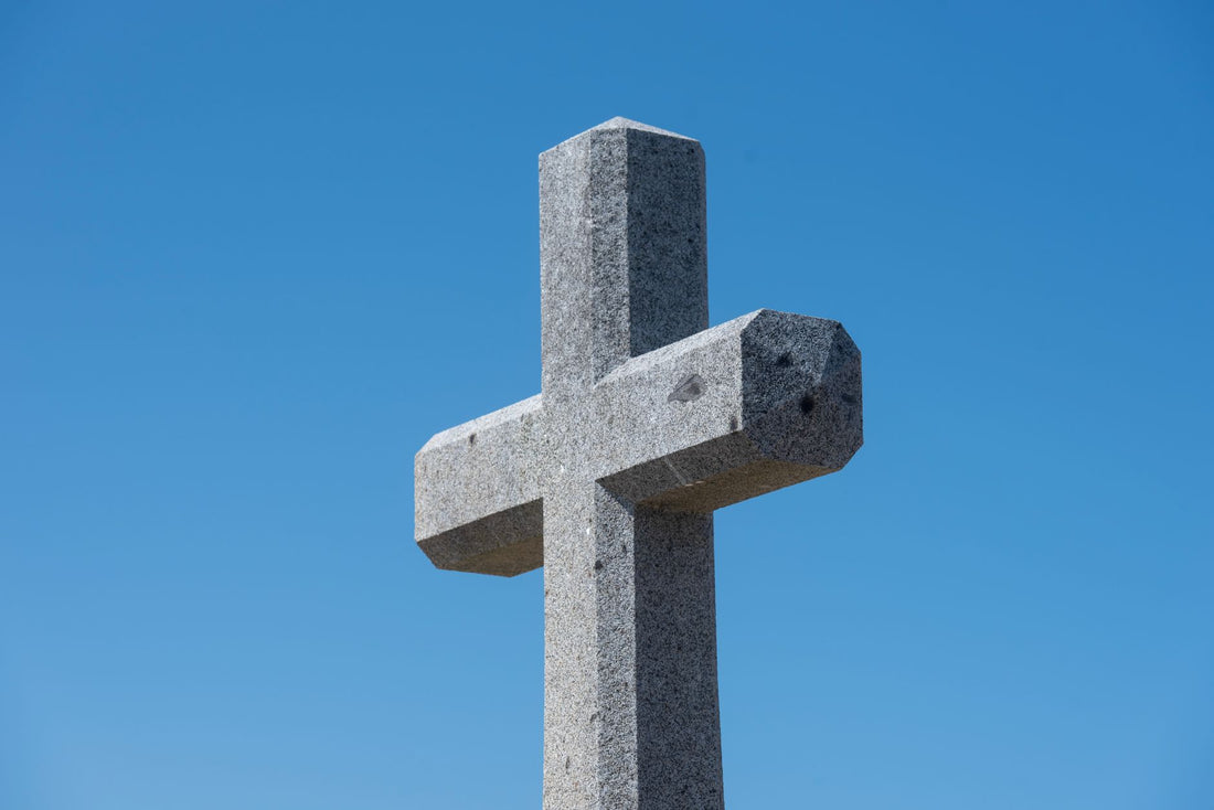 Croix latine en granit sur fond de ciel bleu
