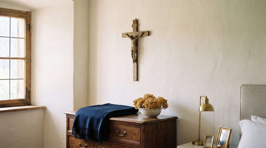 Où placer un crucifix dans la maison : crucifix de bois au mur d'une chambre