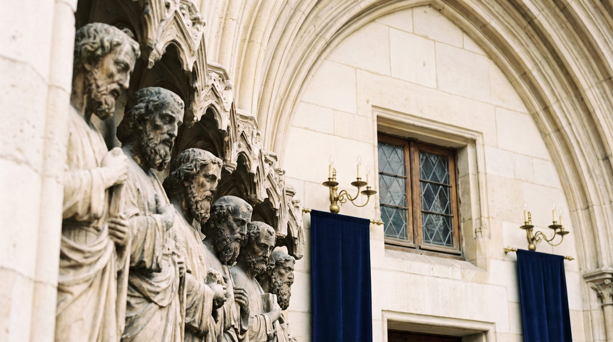 Pourquoi les apôtres ont des prénoms français : statues d'apôtres sur un portail gothique