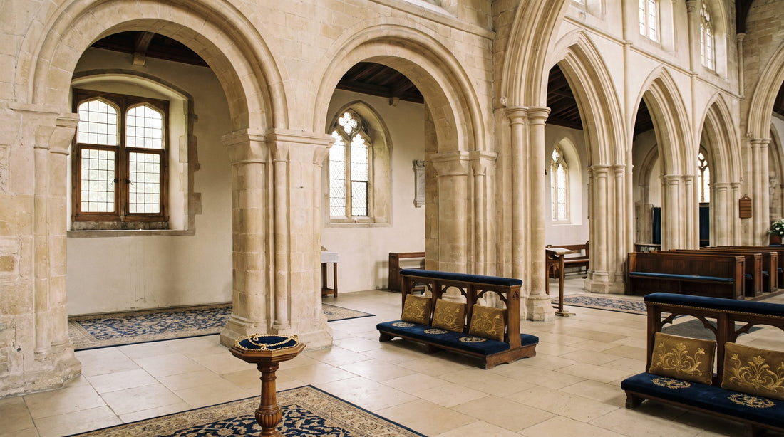 Les différents styles d'église : arcs romans et arcs gothiques dans une même nef