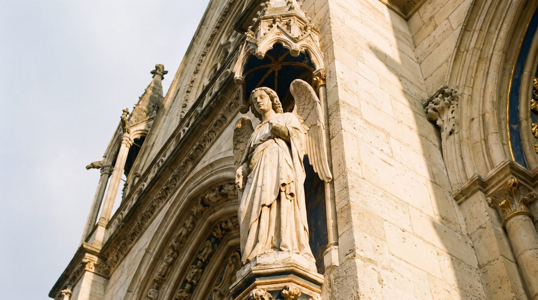 Les 7 archanges dans la Bible : archange sculpté sur une façade de cathédrale gothique
