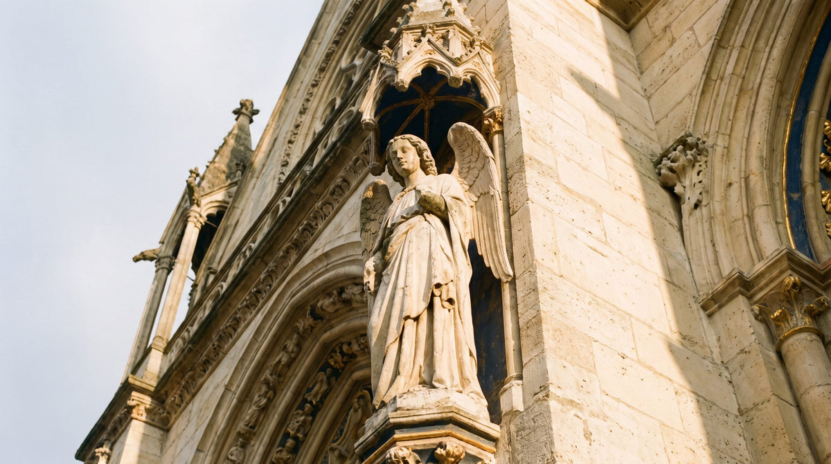 Les 7 archanges dans la Bible : archange sculpté sur une façade de cathédrale gothique