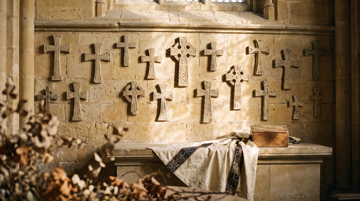 Signification des croix chrétiennes : plusieurs formes de croix sculptées dans la pierre