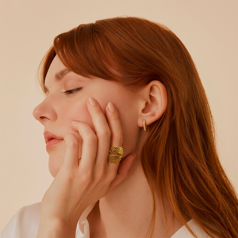 Bague ailes d'ange, portée au doigt