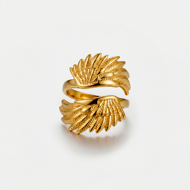 Bague ailes d'ange, dorée, sur fond blanc