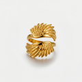 Bague ailes d'ange, dorée, sur fond blanc