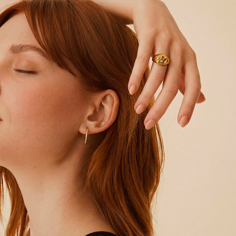 Bague ange, portée au doigt