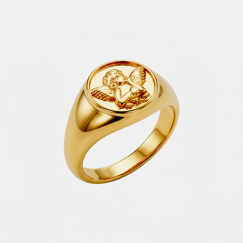 Bague ange, dorée, sur fond blanc