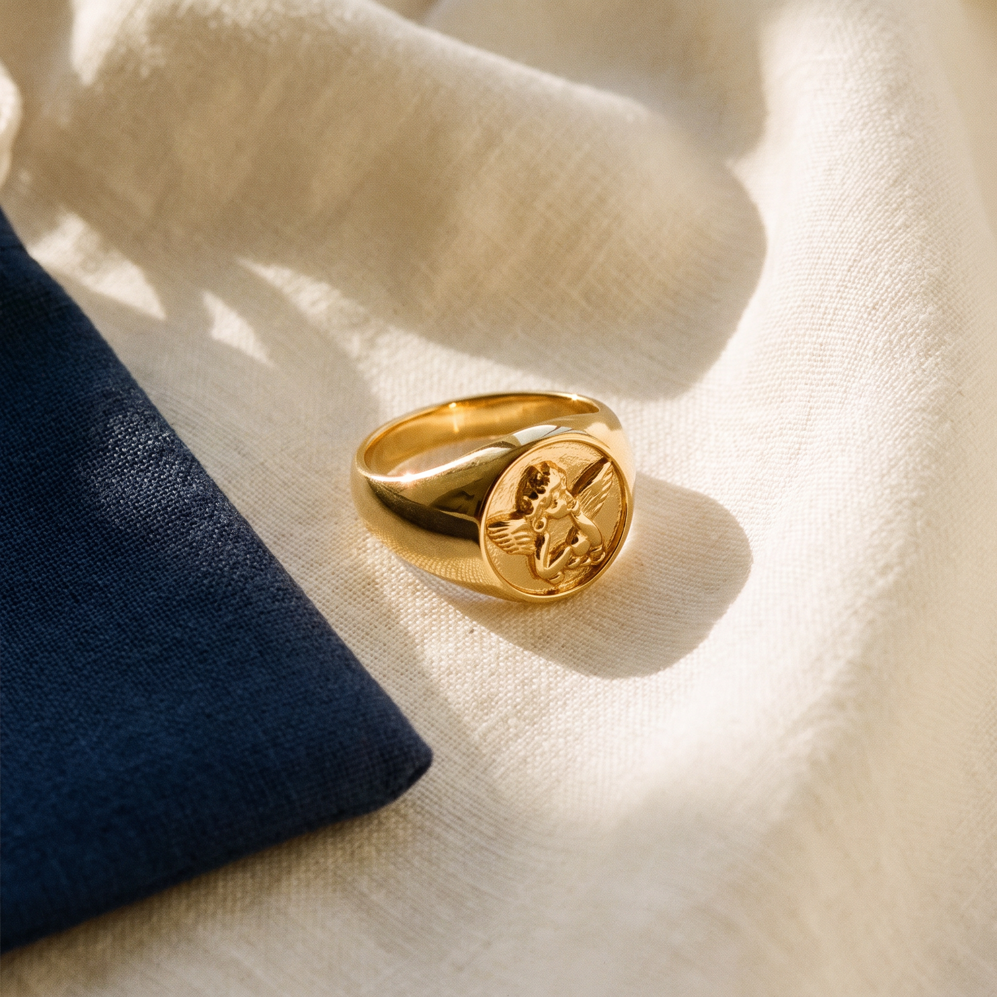 Bague ange - Raphaël posé sur du lin ivoire, pochon marine en accent