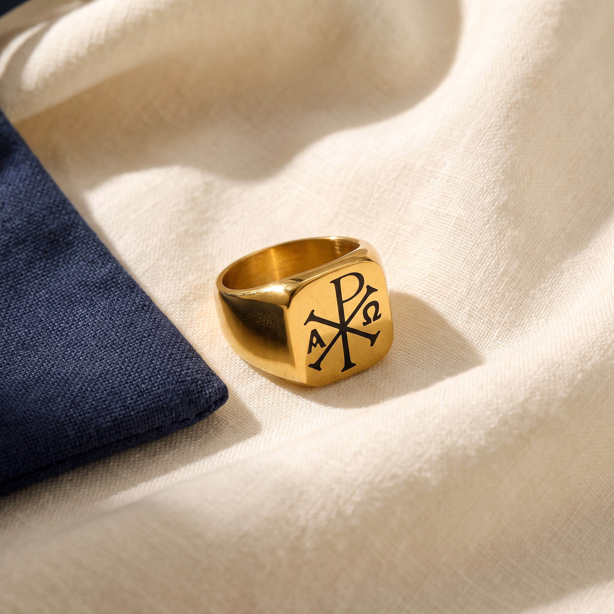 Bague chrisme - Sylvestre posé sur du lin ivoire, pochon marine en accent