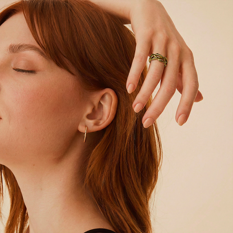 Bague couronne d'épines, portée au doigt