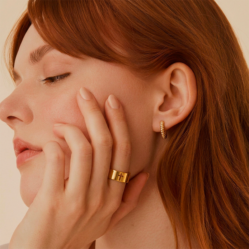 Bague croix acier inoxydable, portée au doigt