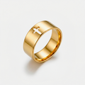 Bague croix acier inoxydable, dorée, sur fond blanc