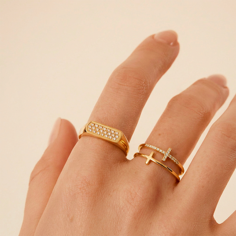 Bague croix ajustable, portée au doigt
