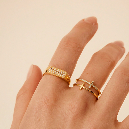 Bague croix ajustable, portée au doigt
