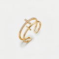 Bague croix ajustable, dorée, sur fond blanc