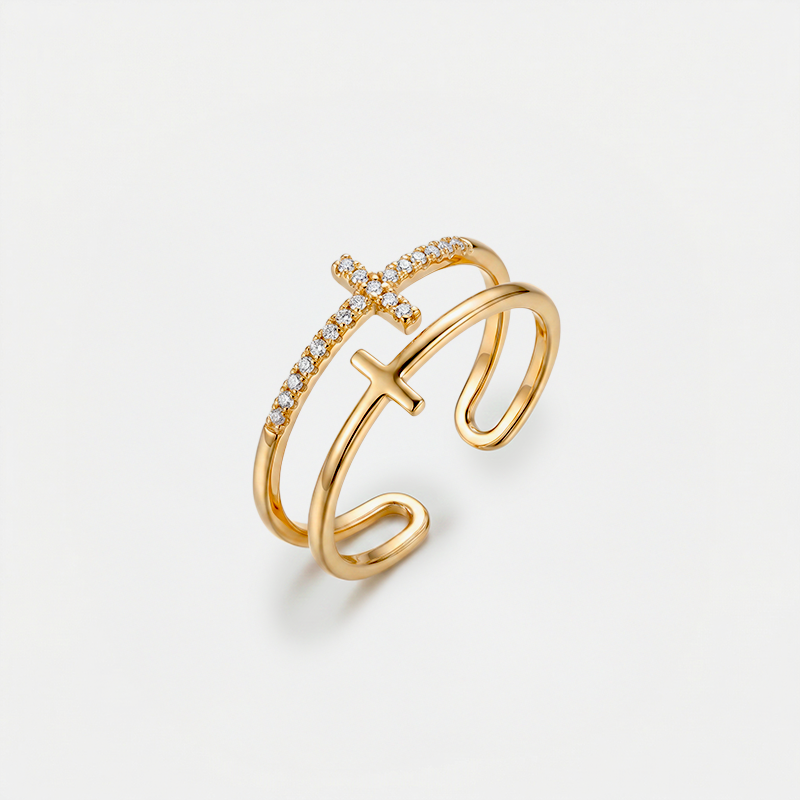Bague croix ajustable, dorée, sur fond blanc