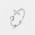 Bague croix amour, argentée, sur fond blanc