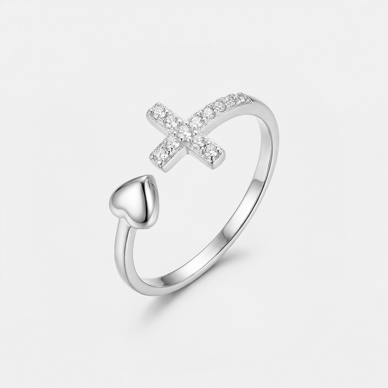Bague croix amour, argentée, sur fond blanc
