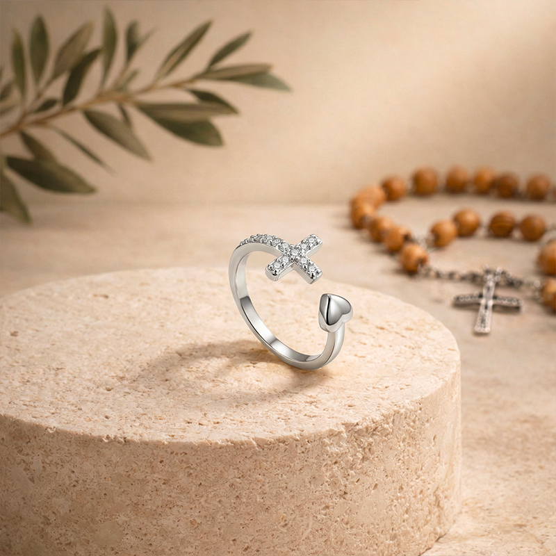 Bague croix amour, vue de détail