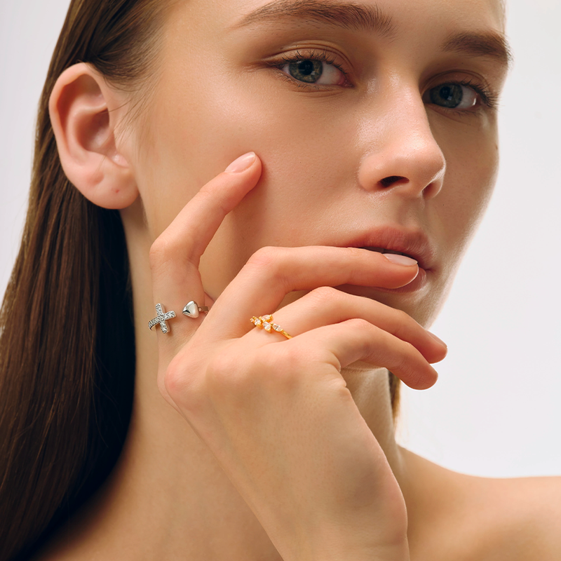 Bague croix amour, portée au doigt