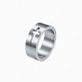 Bague croix catholique, argentée, sur fond blanc