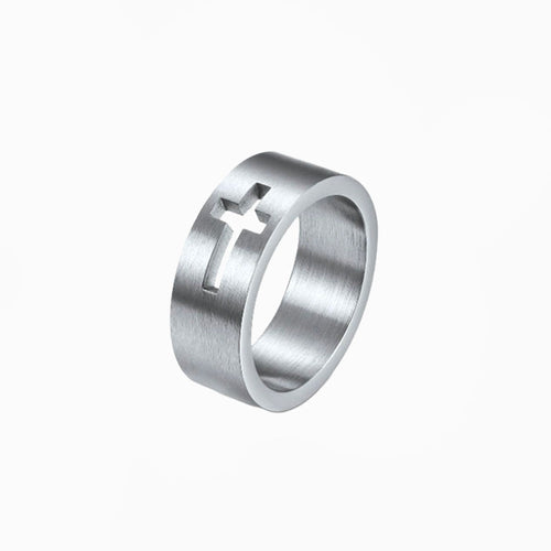 Bague croix catholique, argentée, sur fond blanc