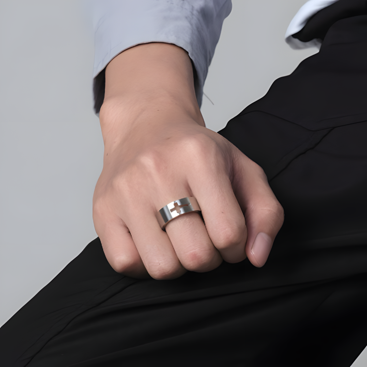 Bague croix catholique, portée au doigt