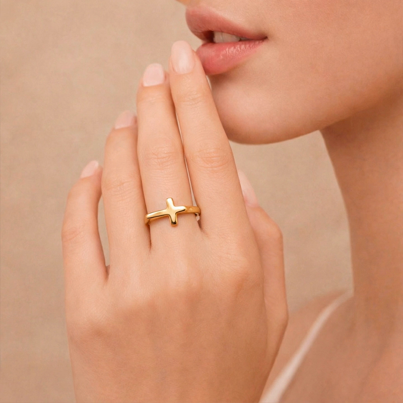 Bague croix chrétienne, portée au doigt