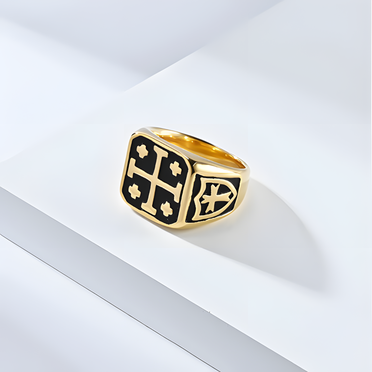 Bague croix de Jérusalem, portée au doigt