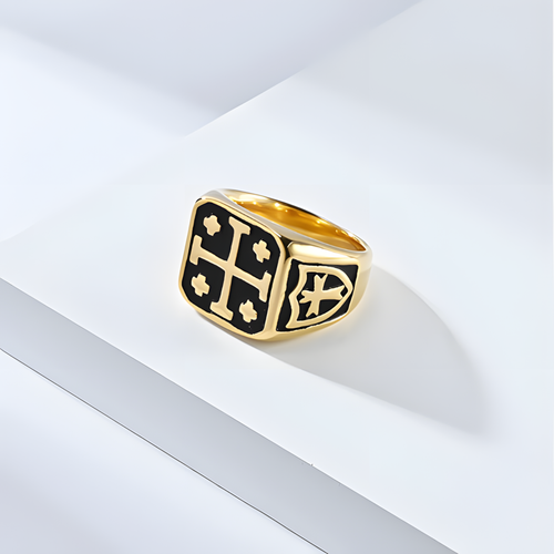 Bague croix de Jérusalem, portée au doigt