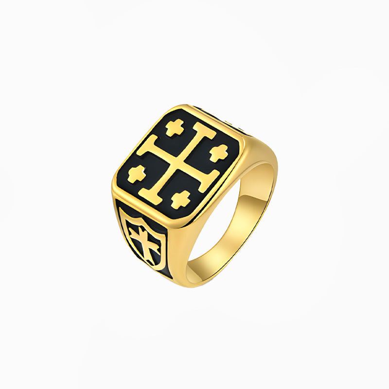 Bague croix de Jérusalem, dorée, sur fond blanc