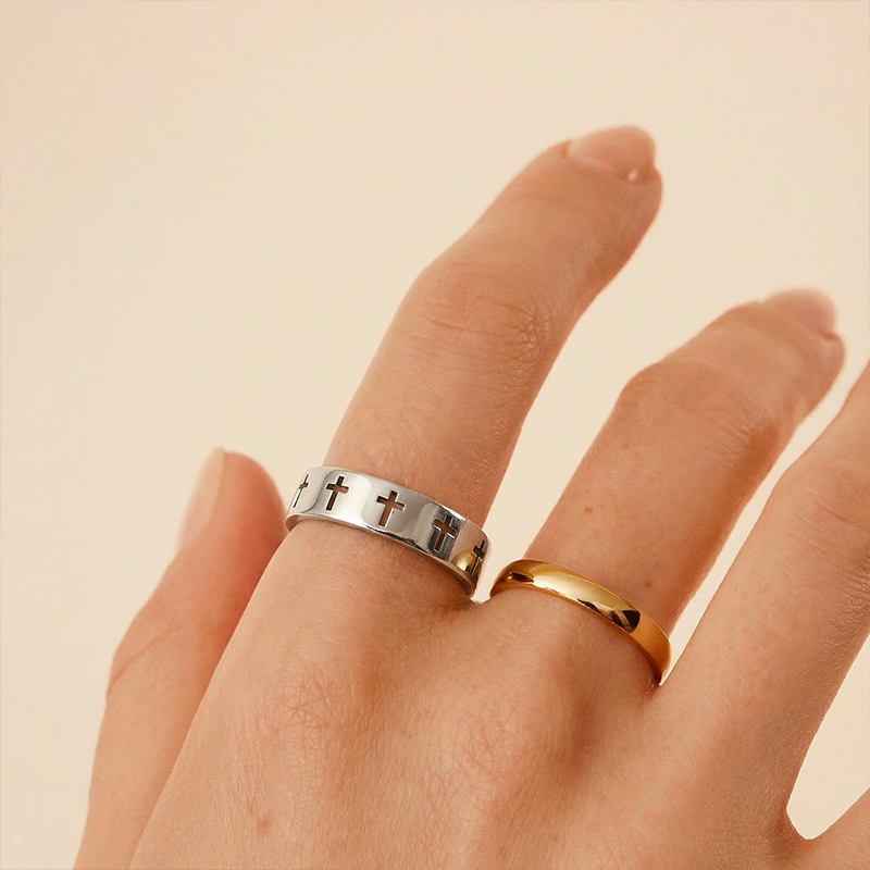 Bague croix de Jésus, portée au doigt