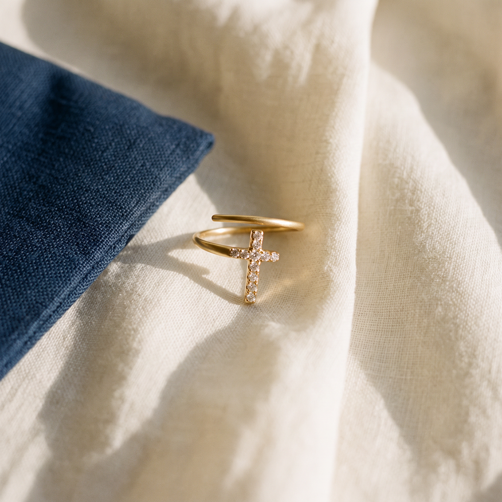 Bague croix dorée - Aurée posé sur du lin ivoire, pochon marine en accent