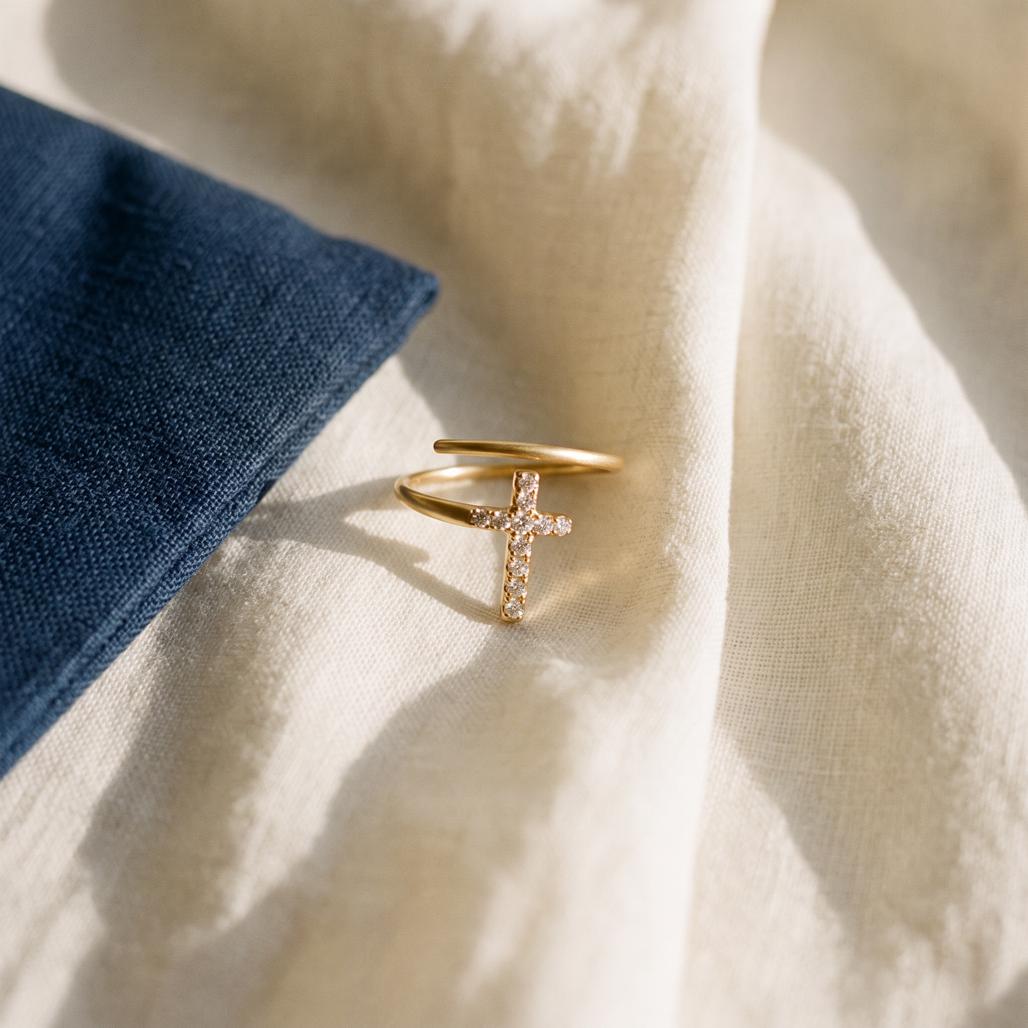 Bague croix dorée - Aurée posé sur du lin ivoire, pochon marine en accent