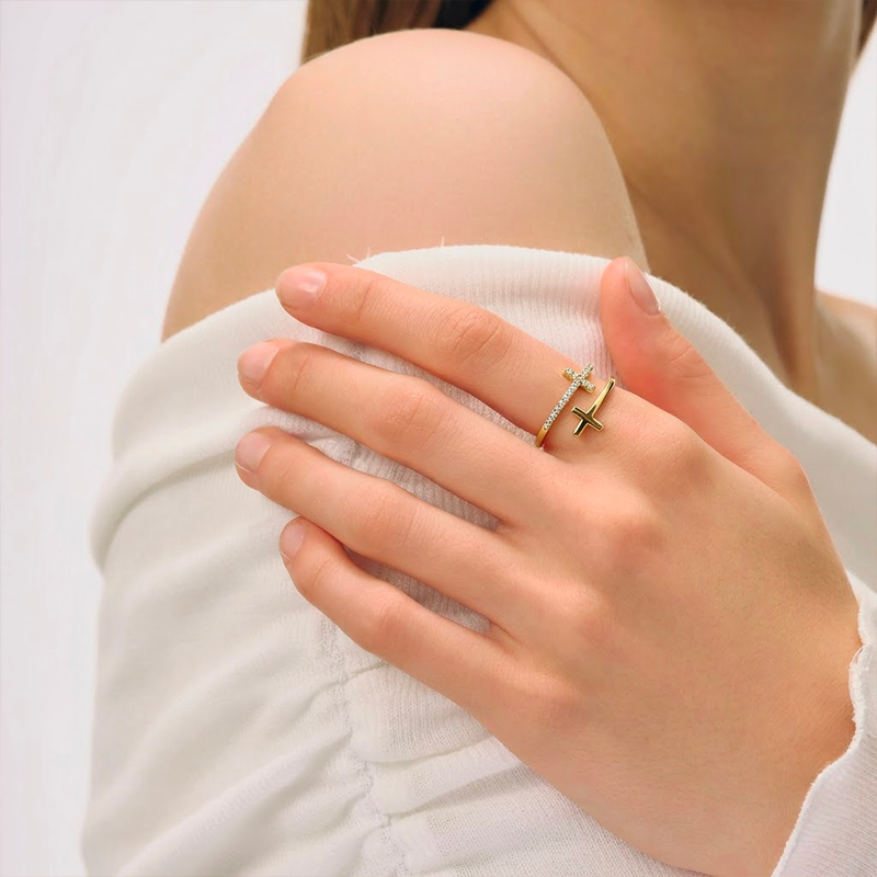Bague croix double, portée au doigt