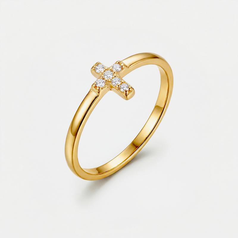 Bague croix du Christ, dorée, sur fond blanc