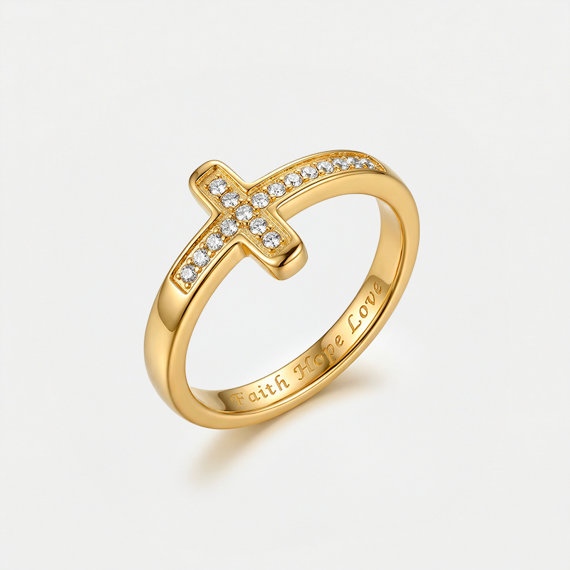 Bague croix fantaisie, dorée, sur fond blanc