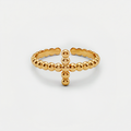 Bague croix fine, dorée, sur fond blanc